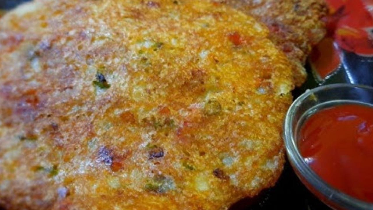 ముందుగా ఒక గిన్నె తీసుకుని దానిలో ఒక కప్పు జొన్న పిండి, ఒక కప్పు పెరుగు, రుచికి సరిపడా ఉప్పు వేసి వాటిని బాగా కలపాలి. ఇంకా దీనిలో ఒక గ్లాస్ నీరు పోసి జోరుగా కలుపుకోవాలి.