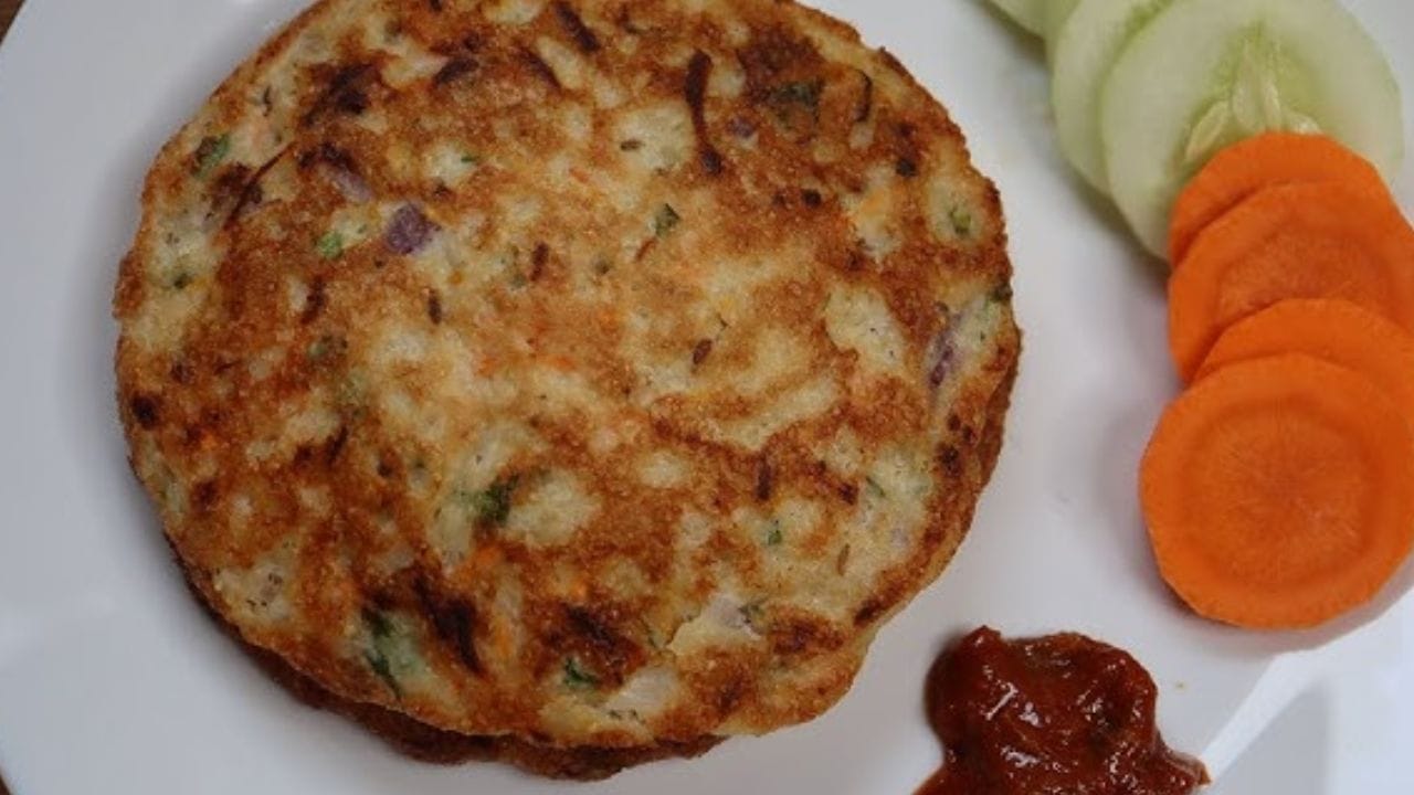 ఇక ఆ తర్వాత దానిలో ఒక కప్పు ఉల్లిపాయ ముక్కలు, కట్ చేసిన పచ్చిమిర్చి, అర టేబుల్ స్పూన్ జీలకర్ర, నాలుగు కరివేపాకు ఆకులు , అర కట్ట కొత్తిమీర వేసి మిక్స్ అయ్యేలా కలపాలి.