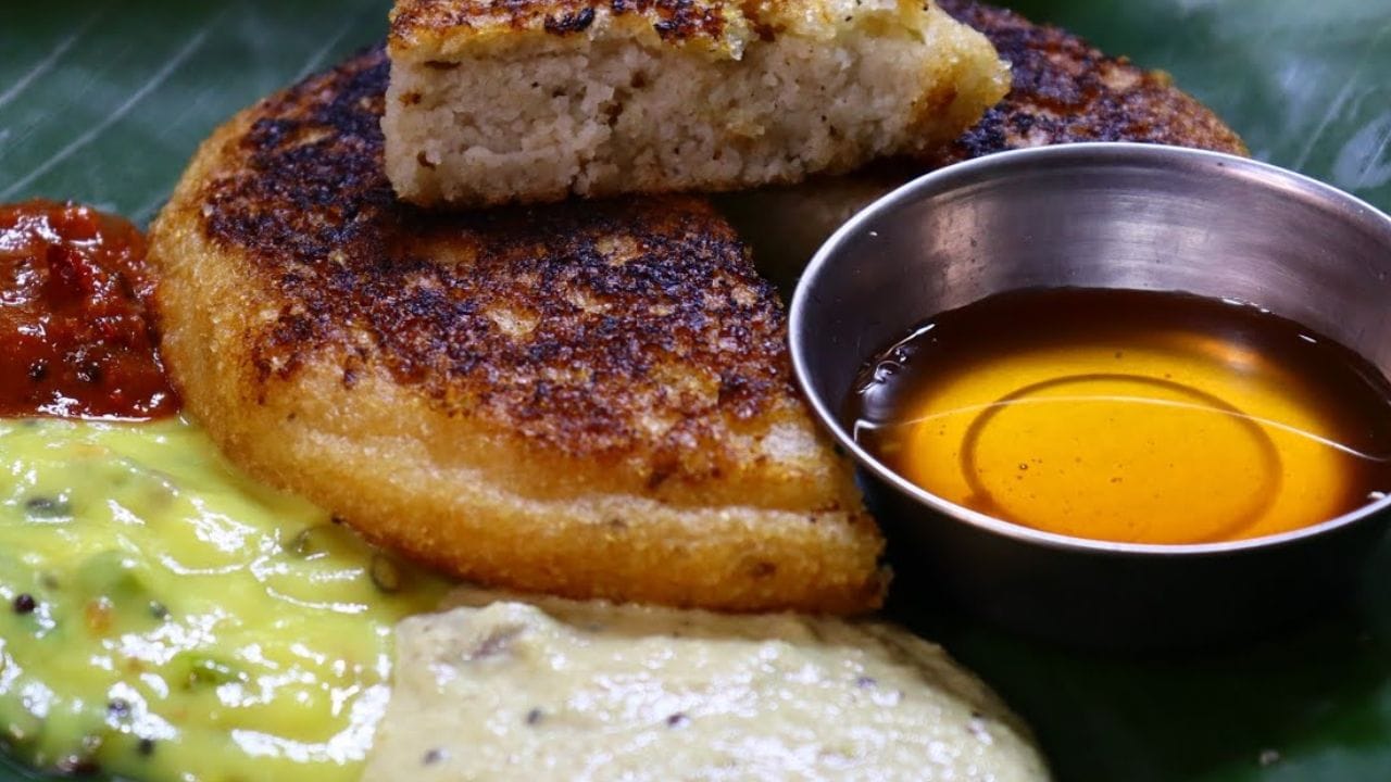 ఇప్పుడు గ్యాస్ స్టవ్ వెలిగించి దానికి మీద కొద్దిగా ఆయిల్ వేసి, అది వేడయ్యకా నూనె వేసి వేడి  వాటిని బాగా వేడి చేయాలి.  ఇప్పుడు మిశ్రమాన్ని పెనం మీద పోసి మందంగా చేసుకోవాలి . మూత పెట్టి మీడియం మంట పై 15  నిమిషాల పాటు బాగా కాల్చాలి.