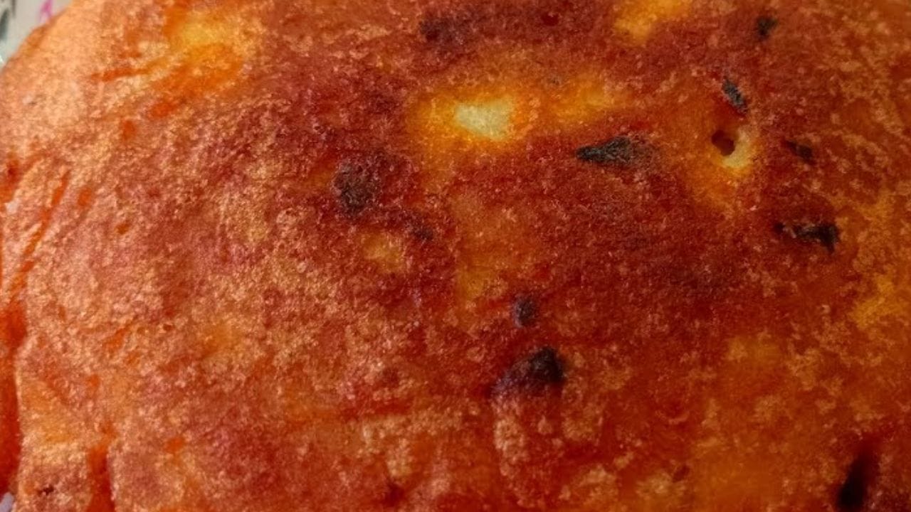 కావాల్సిన పదార్దాలు : ఒక కప్పు జొన్న పిండి, ఒక కప్పు బియ్యం రవ్వ, ఒక కప్పు పెరుగు, రెండు చిన్న ఉల్లిపాయలు, 4 పచ్చిమిర్చి, నాలుగు కరివేపాకు ఆకులు, ఒక టేబుల్ స్పూన్ జీలకర్ర, రుచికి తగినంత ఉప్పు, రెండు టేబుల్ స్పూన్లు నూనె, కొత్తిమీరను తీసుకోవాలి