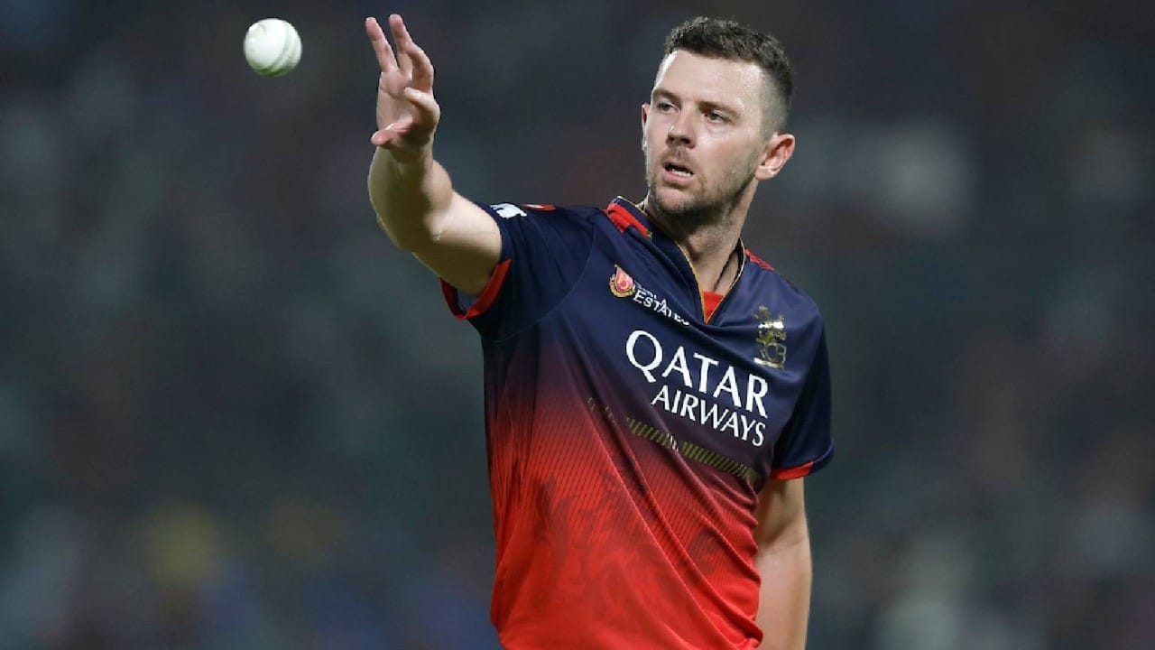 IPL 2026 RCB : ఆర్సీబీకి కోలుకోలేని దెబ్బ.. తొలి మ్యాచ్కే స్టార్ బౌలర్ దూరం