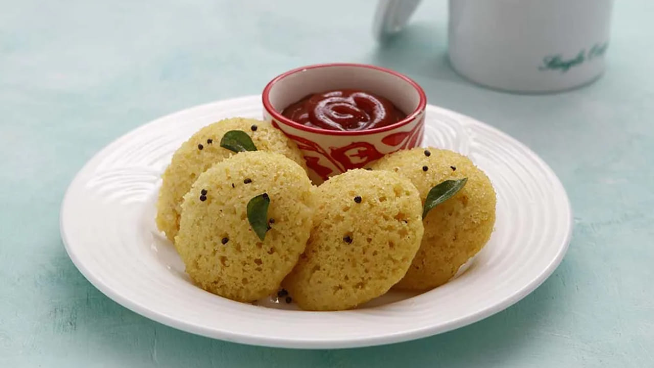 జొన్నలు ఉపయోగించడం వల్ల శరీరానికి కావాల్సిన అధిక పీచు పదార్థం లభిస్తుంది. ఇలాంటి ధాన్యాలు జీర్ణక్రియను మెరుగుపరచడమే కాకుండా, శరీరానికి నెమ్మదిగా శక్తిని అందిస్తూ రోజంతా ఉత్సాహంగా ఉండేలా చేస్తాయి. 