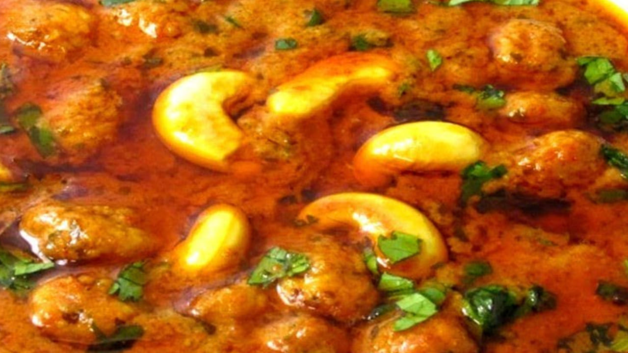 జీడిపప్పు కూడా వేయించుకోవాలి:  ఇక ఇప్పుడు అదే పాన్ తీసుకుని దానిలో జీడిపప్పులు వేసి బాగా వేయించుకోవాలి. 