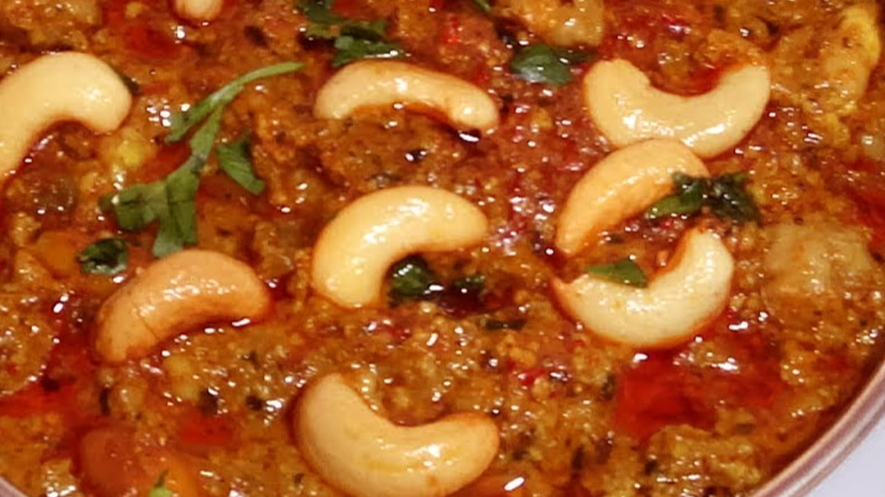 జీడీ పప్పులు, మఖానాను  వేయించుకున్న తర్వాత ఉల్లిపాయలు ముక్కలు, టొమాటో ముక్కలు , అల్లం వెల్లుల్లి పేస్ట్ , నాలుగు  పచ్చిమిర్చి, మసాలాలు దీనిలో  కూడా వేయాలి. 
