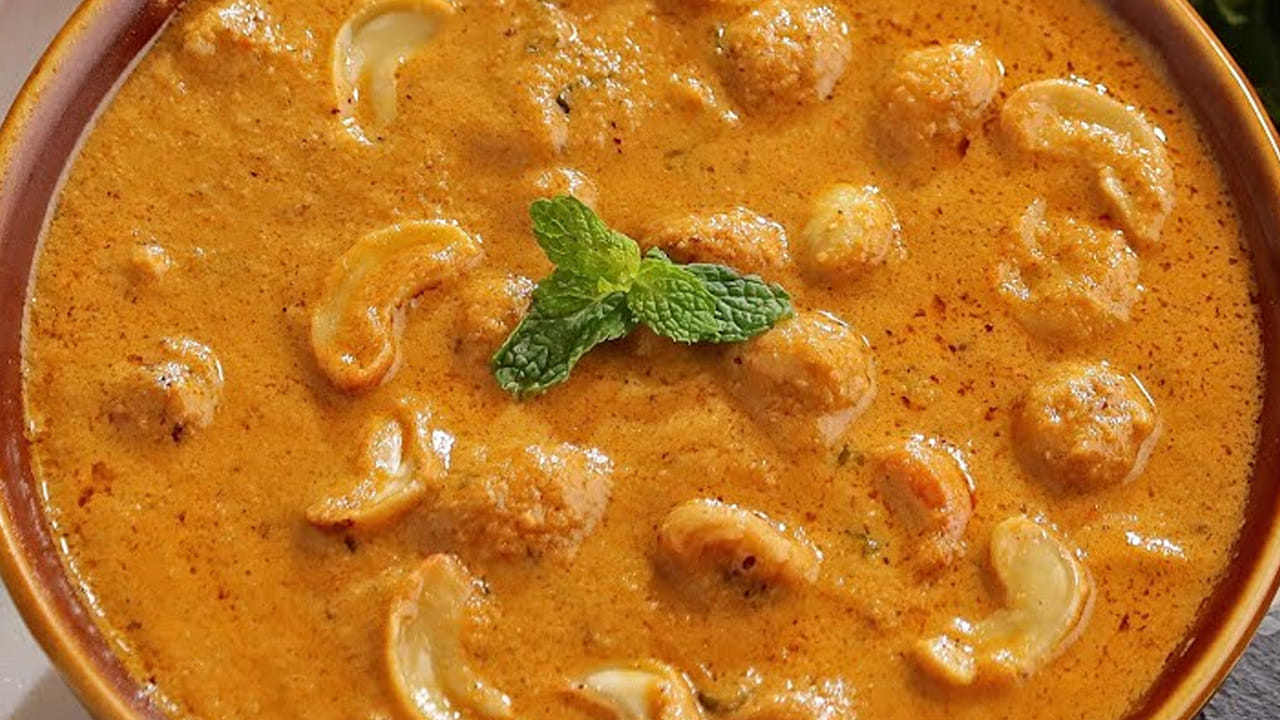 అది మొత్తం పేస్ట్ అయినా తర్వాత , నూనె పైకి తేలే వరకు స్టవ్ మీదే ఉంచి బాగా ఉడికించాలి. ఇప్పుడు దానిలో రెండు కప్పుల   పెరుగు వేస్తే గ్రేవీ అవుతుంది. 