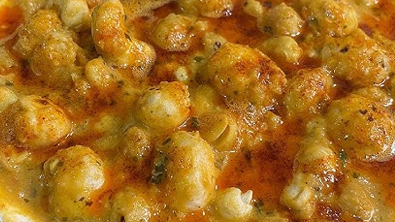 ఇక చివర్లో ముందుగా సిద్ధం చేసి పెట్టుకున్న  వేయించిన మఖానా, జీడిపప్పు,  మసాలా పొడి, రెండు గ్లాస్ ల నీళ్లు,  పోసి 10 నిమిషాల పాటు బాగా ఉడికించాలి. చివర్లో  కొత్తిమీర వేసి కిందకు దించేయడమే. 