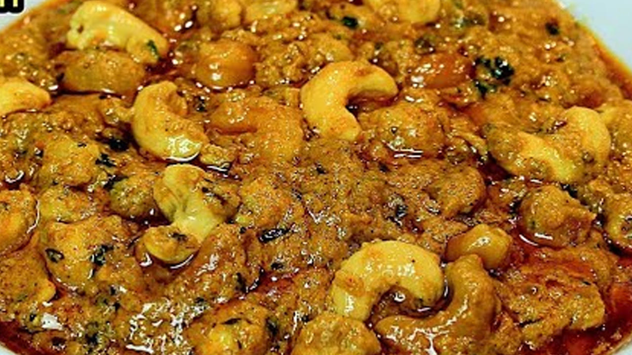 కాజు మఖాన కర్రీని ఎలా తయారు చేయాలంటే? ముందుగా మఖానా వేయించుకోవాలి: పాన్‌ తీసుకుని దానిలో  ఒక టేబుల్ స్పూన్  నెయ్యి కానీ నూనె కానీ వేసి రెండు కప్పులు మఖానాను వేసి బాగా వేయించి గిన్నెలో పక్కన పెట్టుకోవాలి.
