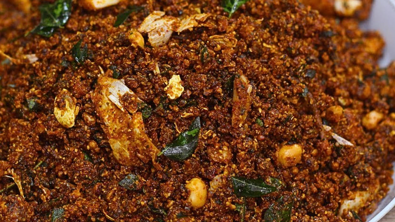 ముందుగా కాకరకాయలను తీసుకుని వాటిని నీటితో శుభ్రంగా కడిగి ఒక గిన్నెలోకి తీసుకుని నూనెలో వేయించి పెట్టుకోవాలి