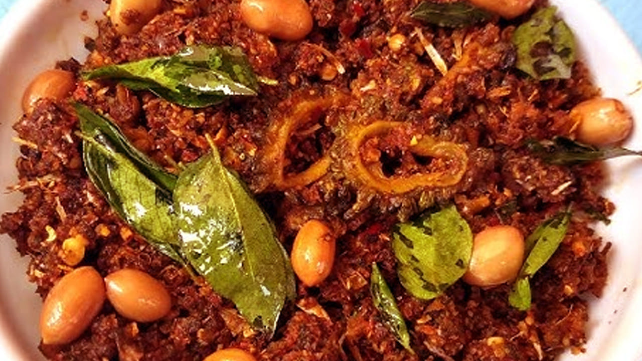 ఇప్పుడు రొటీని తీసుకుని దానిలో వేయించిన ఎండుమిర్చి, ఒక కప్పు ఉల్లిపాయ ముక్కలు, 10 వెల్లుల్లి రెబ్బలు, ఎండు కొబ్బరి ముక్కలు, రుచికి సరిపడా ఉప్పు వేసి దంచుకోవాలి. 