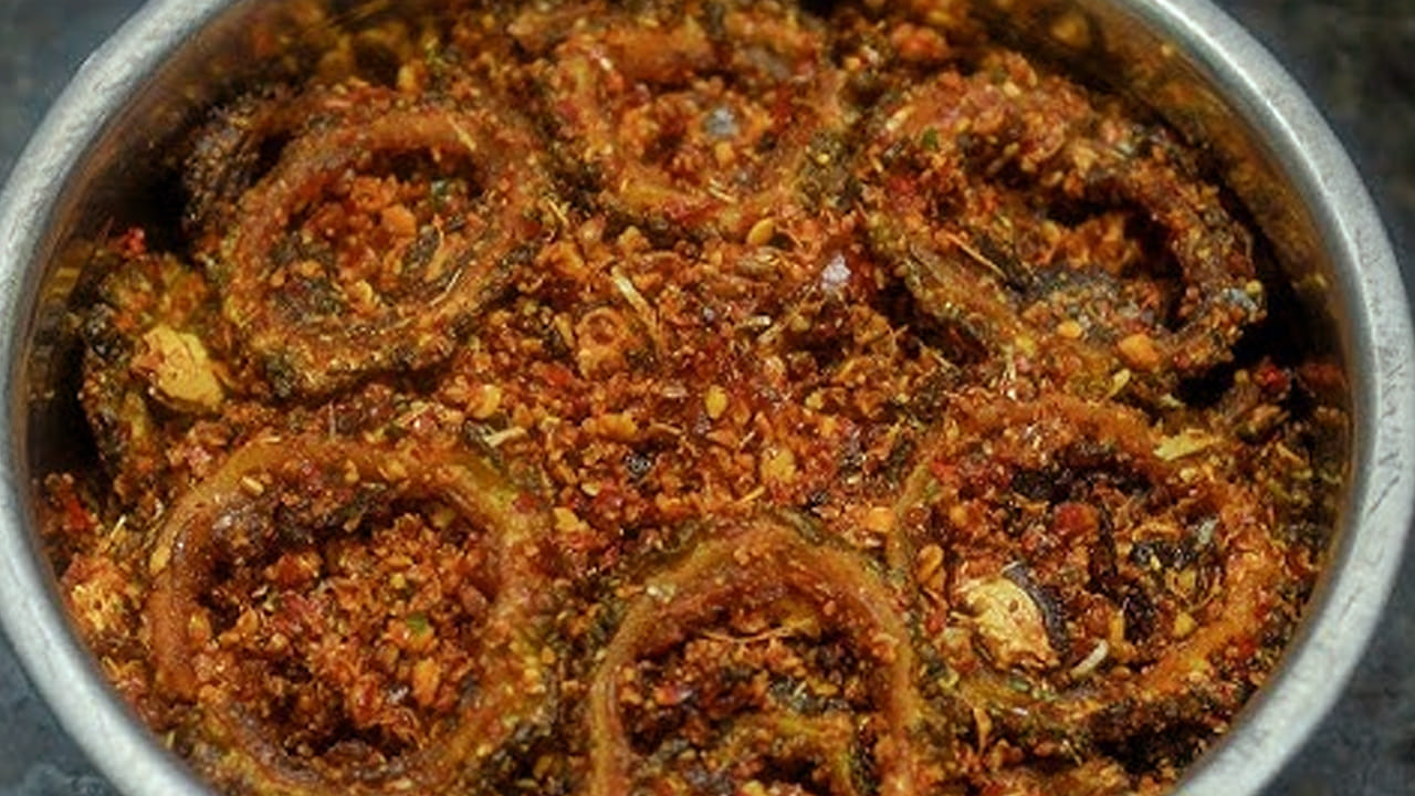 ముందుగా వేయించిన  కాకరకాయ ముక్కలను నూరిన దానిలో వేసి గరిటేతో మిక్స్ అయ్యేలా  తిప్పుకుని 15 నిముషాల పాటు 
 స్టవ్ మీదే వేయించండి. 
