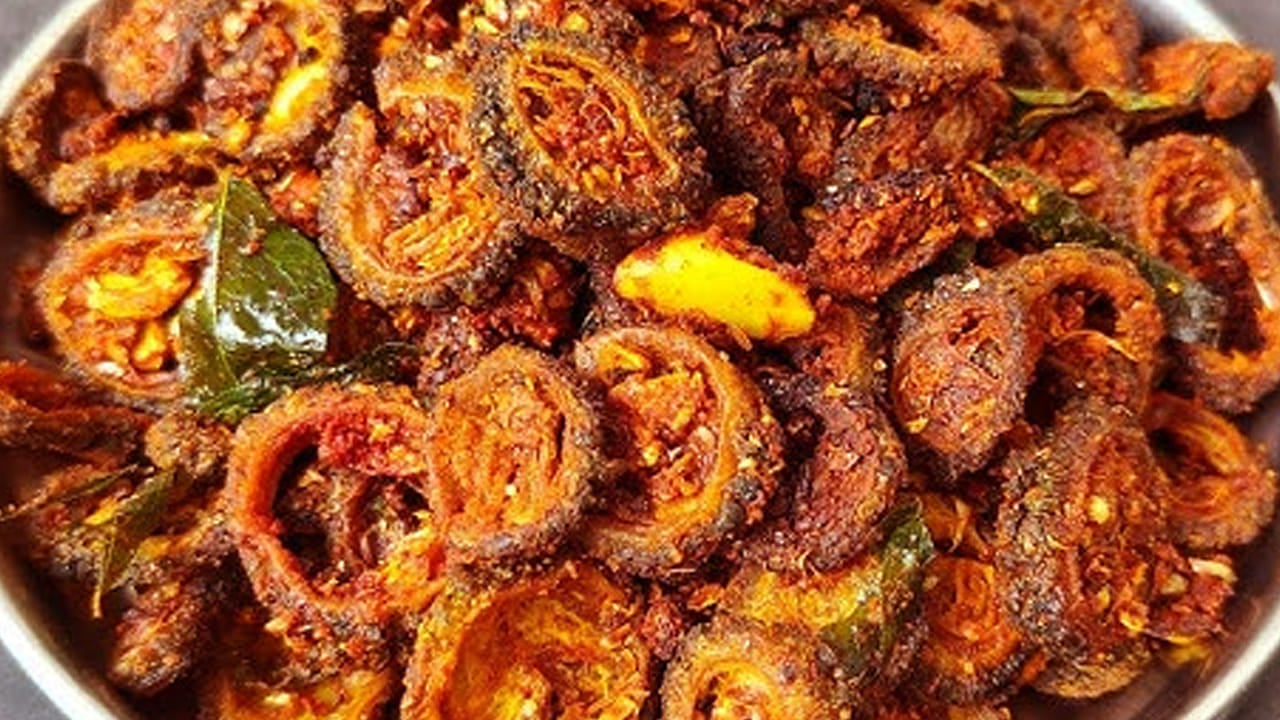 ఇక దించే ముందు ఒక టేబుల్ స్పూన్ వెల్లుల్లి పేస్ట్ వేసి కొత్తిమీర ఆకులు కూడా వేసి వేడి వేడి అన్నంలో తింటే చికెన్, మటన్ కూడా సరిపోవు. దీనిలో వేసే వెల్లుల్లి బరువు సులభంగా తగ్గిపోతారు. 