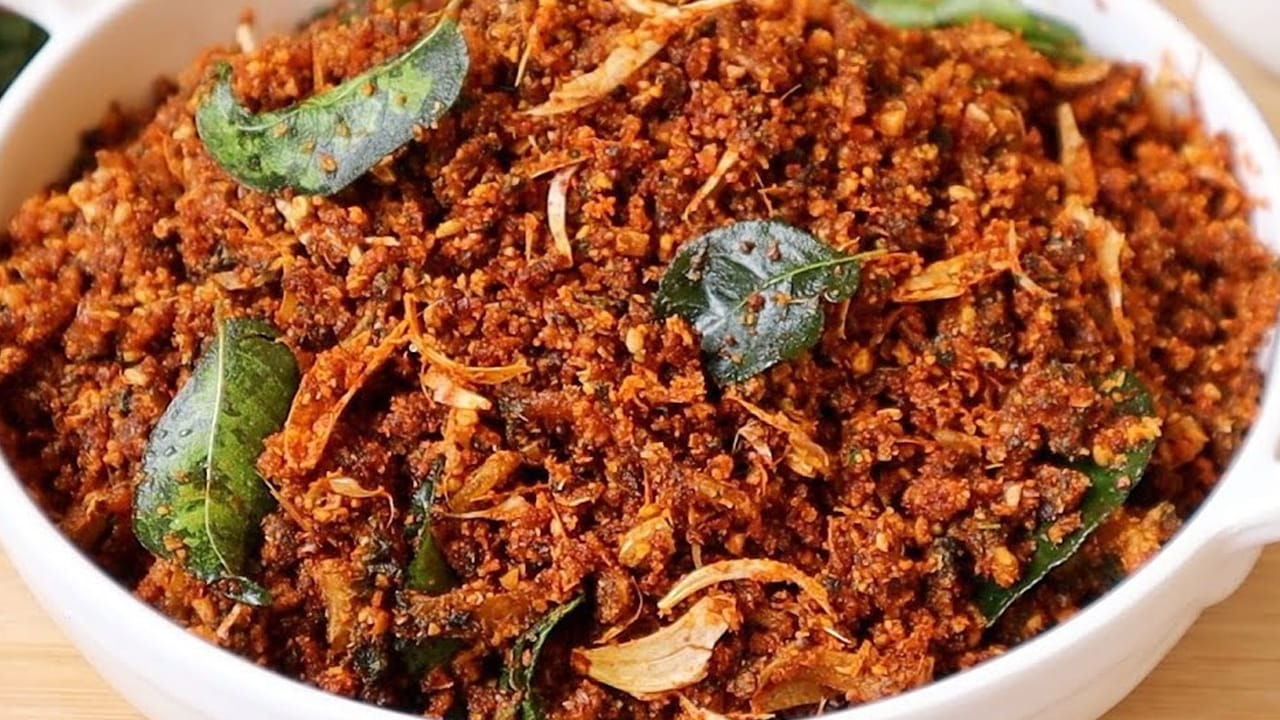 కావాల్సిన పదార్ధాలు : అర కిలో కాకరకాయలు, పెద్ద ఉల్లిపాయ 2, 100 గ్రాముల ఎండుమిర్చి,  ఒక టీ స్పూన్ వెల్లుల్లి పేస్ట్, 50 గ్రాములు కరివేపాకు ఆకులు, ఆవాలు, నూనె, ఉప్పు, కారం, పసుపు తీసుకోవాలి. 