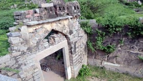 కాకతీయుల కోటలో ఆరడుగుల గొయ్యి.. వెళ్లి చూస్తే షాక్!