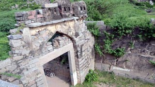 తవ్వకాలకు వెళ్లగా కనిపించిన ఆరడుగుల గొయ్యి.. ఏంటా అని వెళ్లి చూసి బిత్తరపోయారు..!