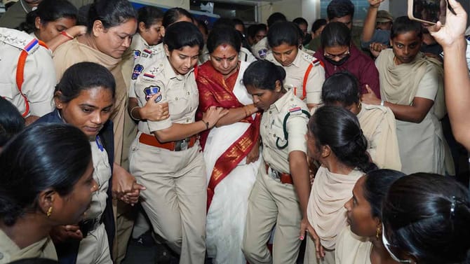 కవిత నిరాహారదీక్ష భగ్నం.. అరెస్ట్ ..!