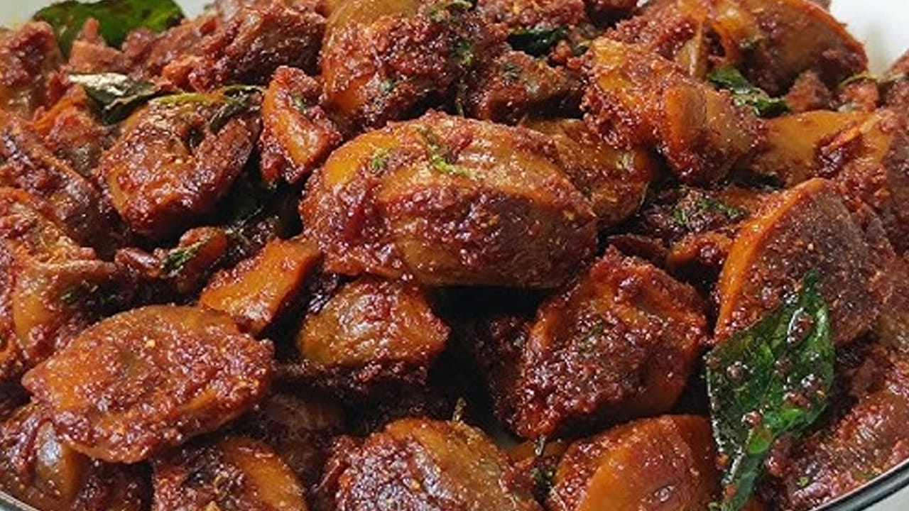 కందనకాయలను తీసుకుని నీటిలో కడిగి చిన్న ముక్కలుగా  కట్ చేసుకుని  వాటిలో ఒక టేబుల్ స్పూన్ అల్లం వెల్లుల్లి పేస్ట్, రుచికి తగినంత ఉప్పు, అర టీ స్పూన్ పసుపు వేసి మెత్తగా అయ్యే వరకు బాగా ఉడికించుకోవాలి.
