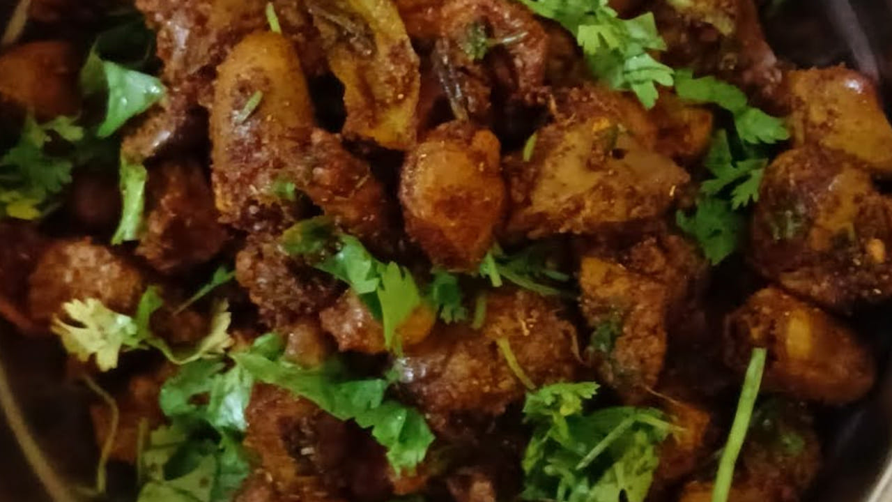 పాన్ లో ఆయిల్ చేసి అది వేడయ్యాక ఉల్లిపాయ ముక్కలు, కట్ చేసిన పచ్చిమిర్చి, కరివేపాకు ఆకులు వాటిని బాగా వేయించాలి. ఇవి రంగు మారే వరకు స్టవ్ మీదే ఉంచి బాగా వేగించాలి అప్పుడే ఇది రుచిగా ఉంటుంది. 
