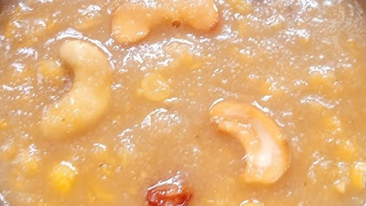 
ముందుగా 30 నిముషాల ముందు కంది పప్పును తీసుకుని బాగా నానాబెట్టుకోవాలి. ఆ తర్వాత బియ్యాన్ని కూడా తీసుకుని రెండు సార్లు కడిగి బాగా తీసుకుని ఒక ప్లేట్ కానీ గిన్నెలో కానీ పెట్టుకోవాలి. ఇక  ఇప్పుడు బెల్లాన్ని తీసుకుని సన్నగా తురుముకోవాలి.