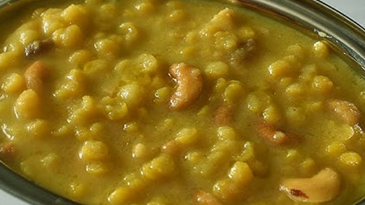 ఇక ఇప్పుడు స్టవ్ వెలిగించి గ్యాస్ మీద ఒక పెద్ద పాత్ర పెట్టి మూడు కప్పుల పాలు పోసి మరిగించాలి. ఆ తర్వాత  ముందుగా తురుముకున్న బెల్లం, యాలకుల పొడి వేసి గరిటేతో బాగా కలుపుతూ మిక్స్ అయ్యేలా తిప్పుకోవాలి.