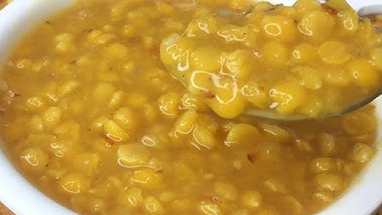 పాలు మరిగిన తర్వాత ముందుగా కడిగి పెట్టుకున్న బియ్యం, నానబెట్టుకున్న కంది పప్పు వేసి సన్నని మంట మీద ఉంచి 15 నిమిషాల పాటు ఉడికించాలి. కందిపప్పు పాయసంలాగా అయ్యే వరకు వరకు పొయ్యి మీదే ఉంచాలి.