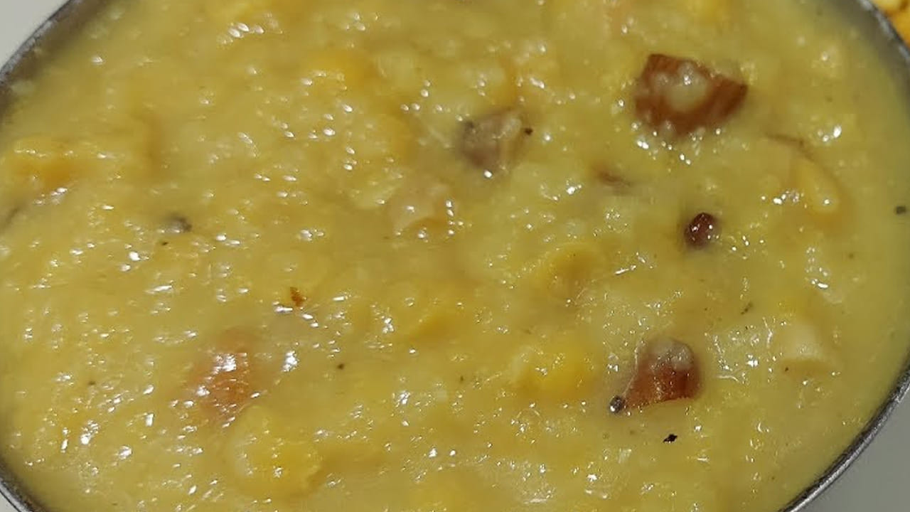 బియ్యం, కందిపప్పు మెత్తగా ఉడికిన తర్వాత గ్యాస్ స్టవ్ మీద పాన్ పెట్టి  రెండు టేబుల్ స్పూన్స్ నెయ్యి, అది బాగా కాగిన తర్వాత బాదం పప్పులు,  కిస్‌మిస్‌లను వేసి మిక్స్ అయ్యేలా కలుపుకోవాలి. అంతే, వేడి వేడి కందిపప్పు పాయసం రెడీ.