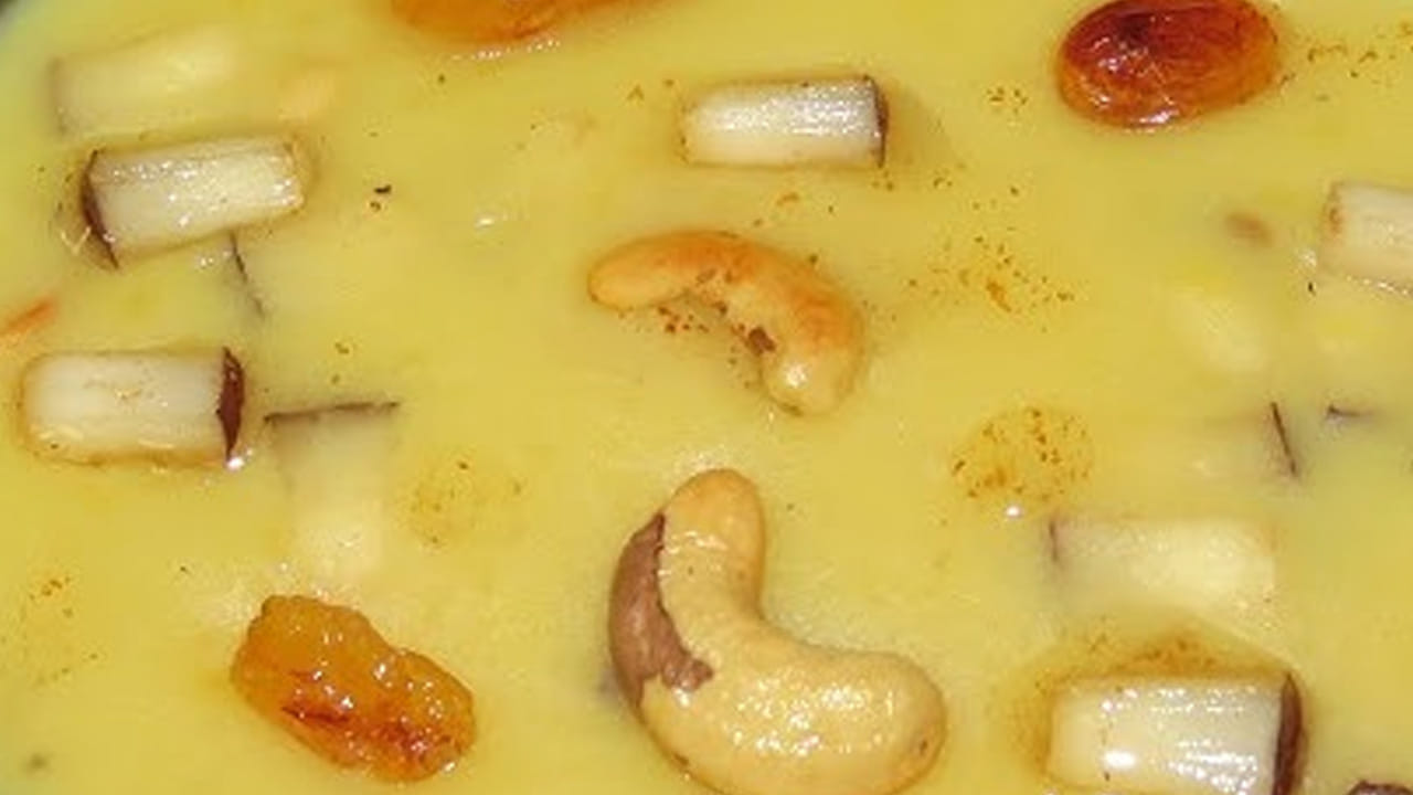 కావాల్సిన పదార్ధాలు : కప్పున్నర బియ్యం, ఒక కప్పు నానబెట్టిన కందిపప్పు,  నాలుగు కప్పుల మిల్క్, 150 గ్రాముల తురిమిన బెల్లం, జీడిపప్పులు, అర టీ స్పూన్ యాలకుల పొడి, ఒక టీ స్పూన్ నెయ్యి, 10 బాదం పప్పులు , 10 కిస్ మిస్ లు తీసుకోవాలి.