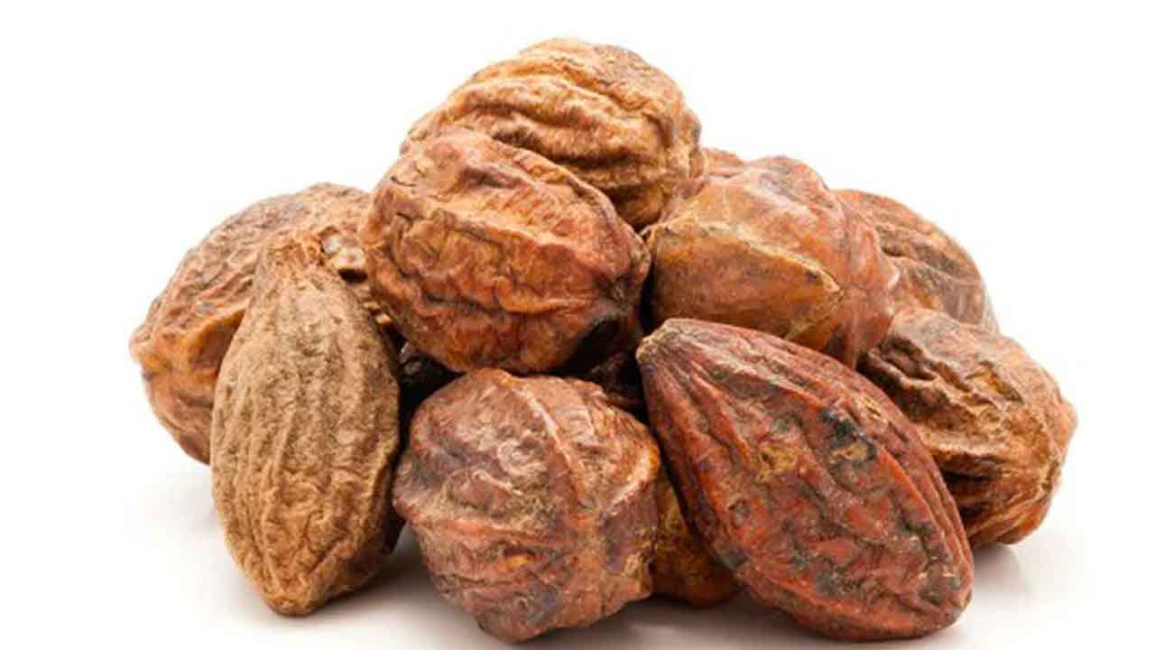 మూడవది, తేనె. ప్రతి ఇంట్లో తేనె తప్పనిసరిగా ఉండాలి. రక్తంలో చక్కెర స్థాయిలు తగ్గినప్పుడు పంచదారకు బదులుగా తేనెను నీటిలో కలిపి ఇవ్వడం వల్ల తక్షణ శక్తి లభిస్తుంది. తేనె త్వరగా జీర్ణమయ్యే ఆహారం కావడంతో, ఇది నేరుగా రక్తంలో కలిసిపోతుంది. అలసట, జ్వరం, నీరసం ఉన్నప్పుడు తేనె, నిమ్మరసం అద్భుతంగా పనిచేస్తాయి. అలాగే, పిల్లలకు దెబ్బలు తగిలినప్పుడు, గాయాన్ని శుభ్రం చేసి తేనెను అప్లై చేయడం వల్ల ఇది శక్తివంతమైన యాంటీబయాటిక్గా పనిచేసి, గాయాలు త్వరగా మానడానికి సహాయపడుతుంది.