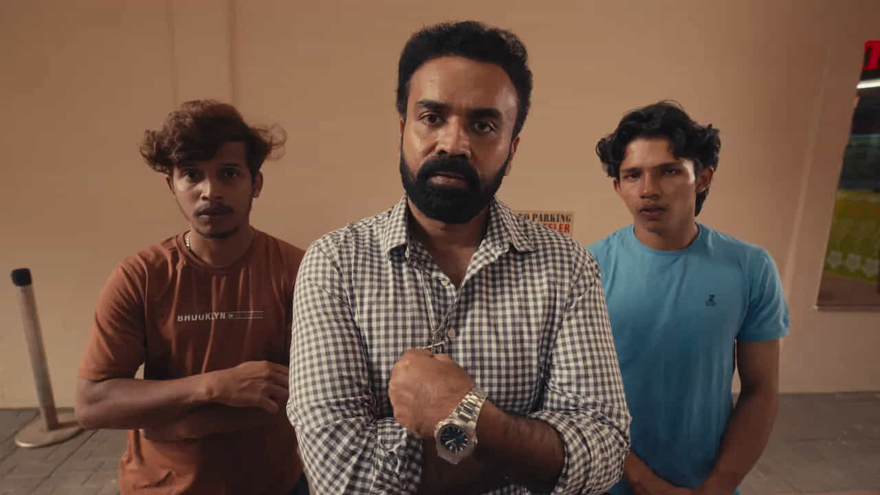 ఈ వెబ్ సిరీస్ 2000వ దశకం ప్రారంభంలో కేరళలోని కాసరగోడ్ జిల్లా నేపథ్యంలో సాగుతుంది. అజి (అబూ సలీమ్), చెమ్ము (గోవింద్ పాయ్) అనే ఇద్దరు కజిన్స్ తమ పేదరికం నుండి బయటపడాలని కన్న కలలు వారిని నేర ప్రపంచం వైపు నడిపిస్తాయి. తక్కువ సమయంలో ఎక్కువ డబ్బు సంపాదించాలనే ఆశతో వారు నకిలీ పాస్పోర్టులు మరియు సర్టిఫికెట్లు తయారు చేసే ఒక ముఠాలో చేరతారు.