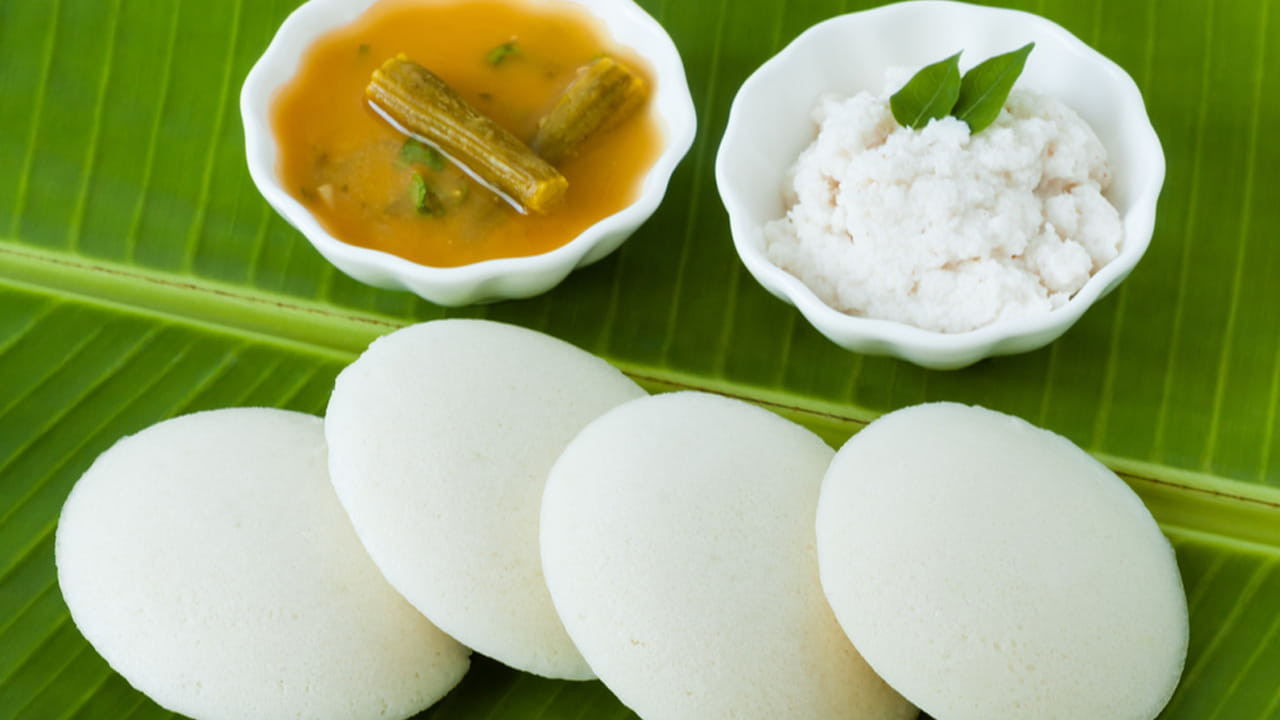 ఇడ్లీ : కట్టెల పొయ్యిపై ఇడ్లీ చాలా త్వరగా అవుతుంది. పొయ్యి మంట పెట్టి, ఇడ్లీ పాత్ర పెట్టి, కేవలం పదినిమిషాల్లోనే ఇడ్లీలు ఉడికిపోతాయి. చాలా త్వరగా చేసుకునే టిఫిన్స్‌లో ఇదొక్కటి.