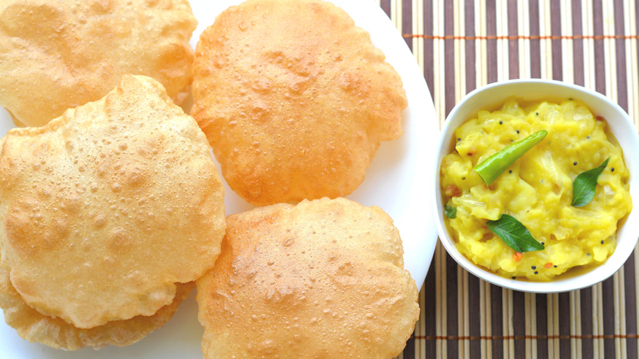 పూరీ  : చాలా సులభం త్వరగా కట్టెల పొయ్యి మీద చేసుకునే టిఫిన్స్‌లలో పూరీలు కూడా ఒకటి. కేవలం పదినిమిషాల్లో పూరీలను కట్టెల పొయ్యిపై చాలా సులభంగా తయారు చేసుకోవచ్చును.