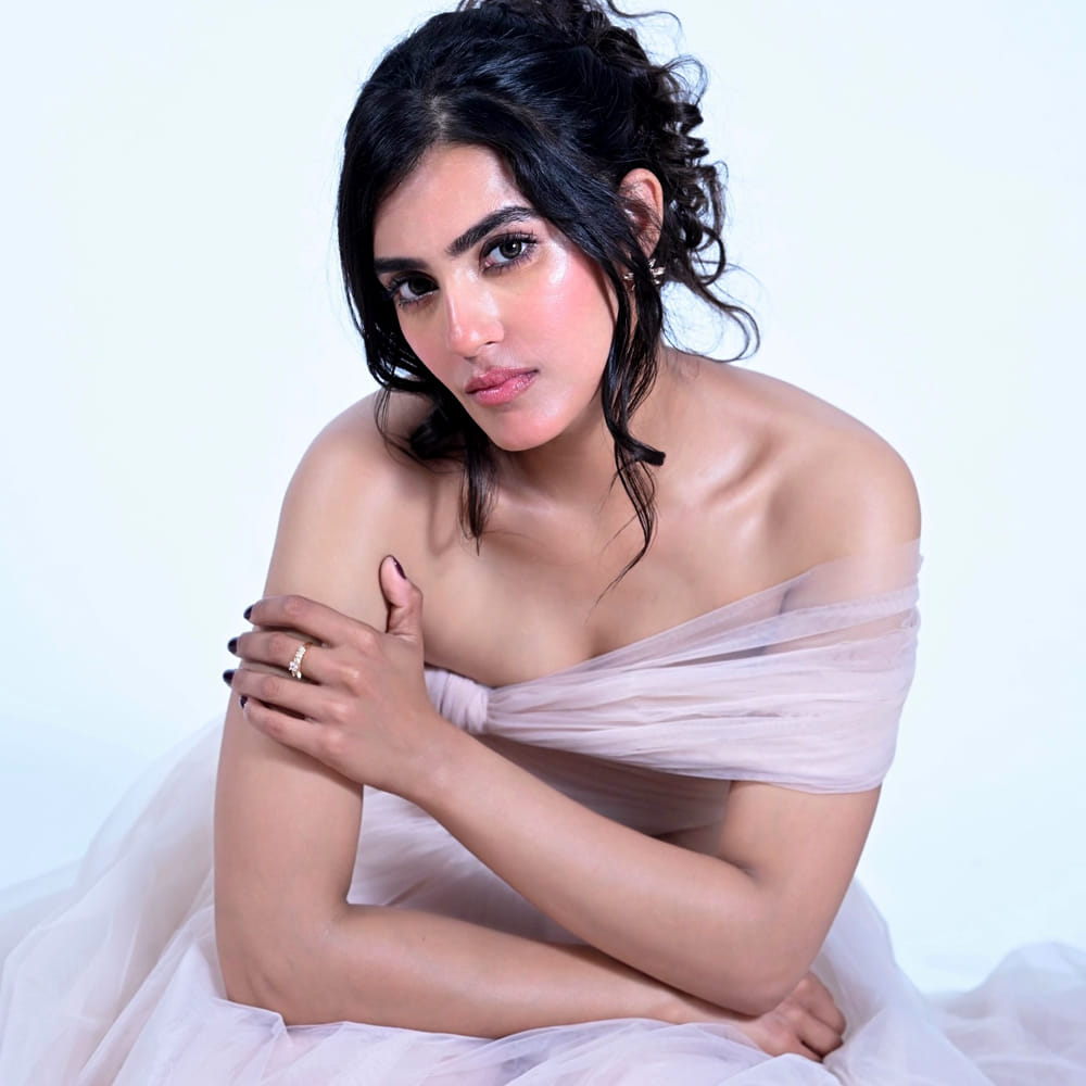 వీటితో పాటు పూరిజగన్నాథ్ దర్శకత్వంలో వచ్చిన డబుల్ ఇస్మార్ట్ శంకర్ సినిమాలో కనిపించింది. ఈ సినిమాలో గ్లామరస్ లుక్ లో మెరిసింది కావ్య. అలాగే గోపీచంద్ నటించిన విశ్వం సినిమాలో నటించింది. కానీ వరుసగా ఫ్లాప్స్ అందుకోవడంతో ఈ చిన్నదానికి ఇప్పుడు అవకాశాలు కరువయ్యాయి.