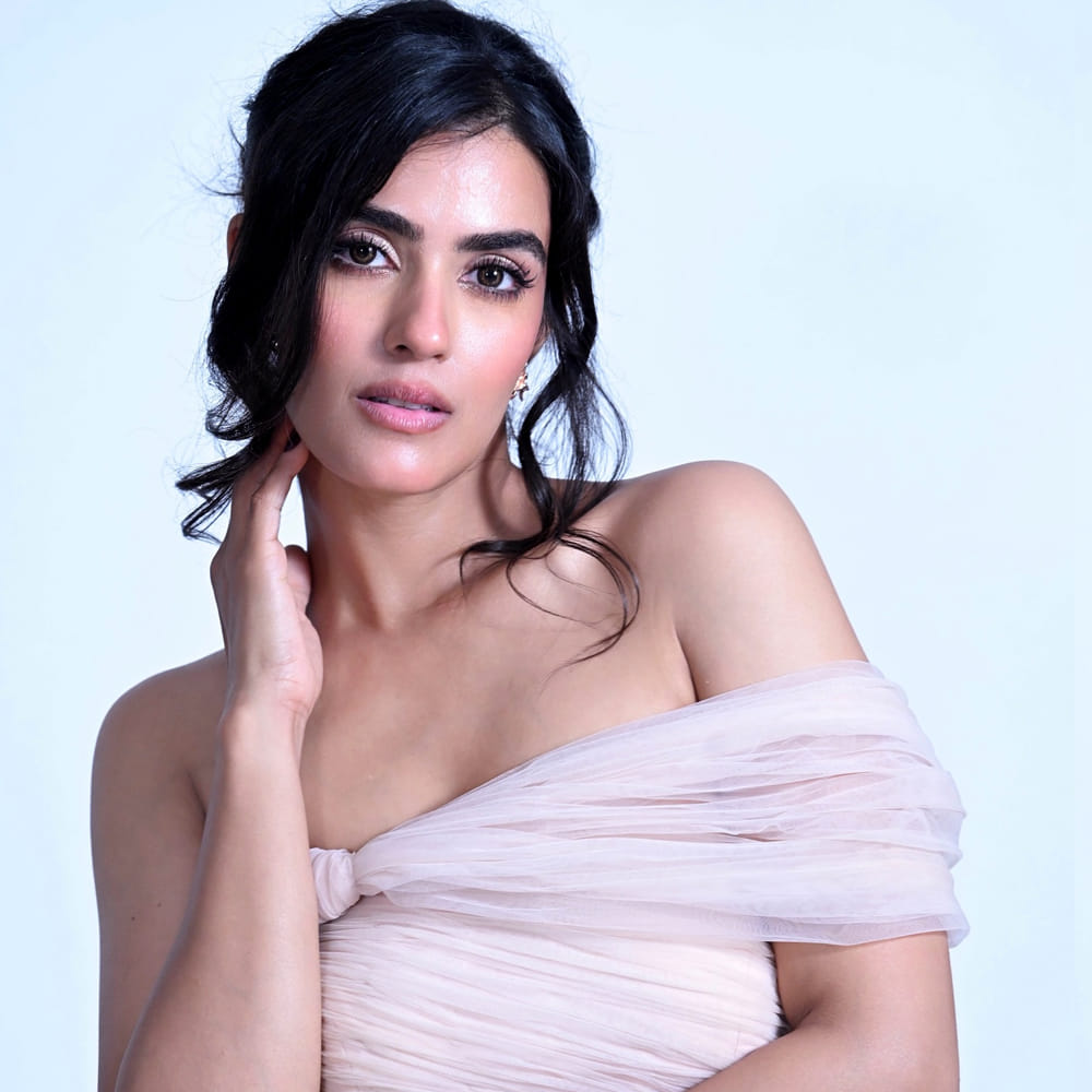 ఇక ఆ తర్వాత 2021లో సంతోష్ శోభన్ నటించిన ఏక్ మినీ కథ చిత్రంతో తెలుగు ప్రేక్షకుల ముందుకు వచ్చింది. ఈ చిత్రంలో గ్లామర్ షోలతో రచ్చ చేసింది కావ్య. ఆ మధ్య వరుసగా బిచ్చగాడు2, సందీప్ కిషన్ నటించిన ఊరు పేరు భైరవకోన చిత్రాల్లో నటించింది. అలాగే రవితేజ హీరోగా నటించిన ఈగల్ సీనియాలోనూ నటించింది.