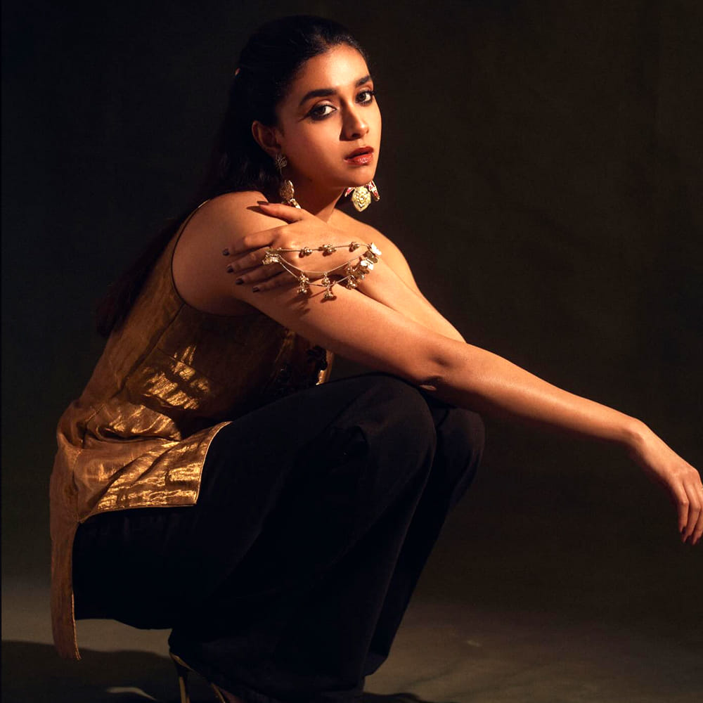 ఆ తర్వాత ఎన్నో సూపర్ హిట్ చిత్రాల్లో నటించి అగ్రకథానాయికగా వరుస హిట్లతో సక్సెస్ ఫుల్ గా రాణిస్తోంది. ప్రస్తుతం తెలుగు , తమిళ్ తో పాటు హిందీలోనూ సినిమాలు చేస్తుంది ఈ వయ్యారి భామ. గతంలో కీర్తిసురేష్ ఓ ఇంటర్వ్యూలో మాట్లాడుతూ.. తన ఫిల్మ్ కెరియర్.. సోషల్ మీడియాలో తనపై వచ్చే ట్రోల్స్ గురించి ఆసక్తికర వ్యాఖ్యలు చేసింది కీర్తి సురేష్.