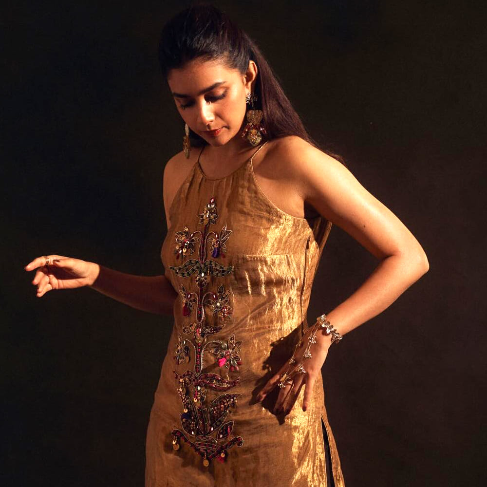 ఆమె మాట్లాడుతూ.. మహానటి చిత్రాన్ని ఓకే చేసినందుకు తనను కొందరు ట్రోల్ చేశారని.. ఆ సినిమా పూర్తయ్యాకే ఈ విషయం తనకు తెలిసిందని చెప్పుకొచ్చింది.  తనపై వచ్చిన విమర్శలు పక్కనపెడితే సావిత్రమ్మ పాత్రలో నటించినందుకు చాలా గర్వంగా ఉందన్నారు కీర్తి. “మహానటి చిత్రంలో నటించేందుకు ముందుగా ఒప్పుకోలేదు. సావిత్రమ్మ పాత్రలో నటించేందుకు చాలా భయమేసింది. కానీ దర్శకుడు నాగ్ అశ్విన్ నన్ను ప్రోత్సహించారు.