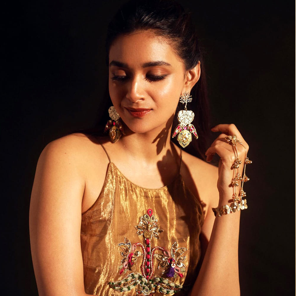 సోషల్ మీడియాలో నాపై వచ్చే నెగెటివిటీపై పెద్దగా ఆసక్తి చూపను. అందుకే నాపై ట్రోల్స్, విమర్శలు రావు. సావిత్రమ్మకు బయోపిక్ లో నటించడం భయంగా అనిపించింది. ఆమె కుమార్తెతో మాట్లాడి ఎన్నో విషయాలను తెలుసుకున్నాను. ఎన్నో సవాళ్లు ఎదురైనా కూడా ఆ పాత్ర చేసినందుకు మాత్రం గర్వపడుతున్నాను” అంటూ చెప్పుకొచ్చారు కీర్తి సురేష్.