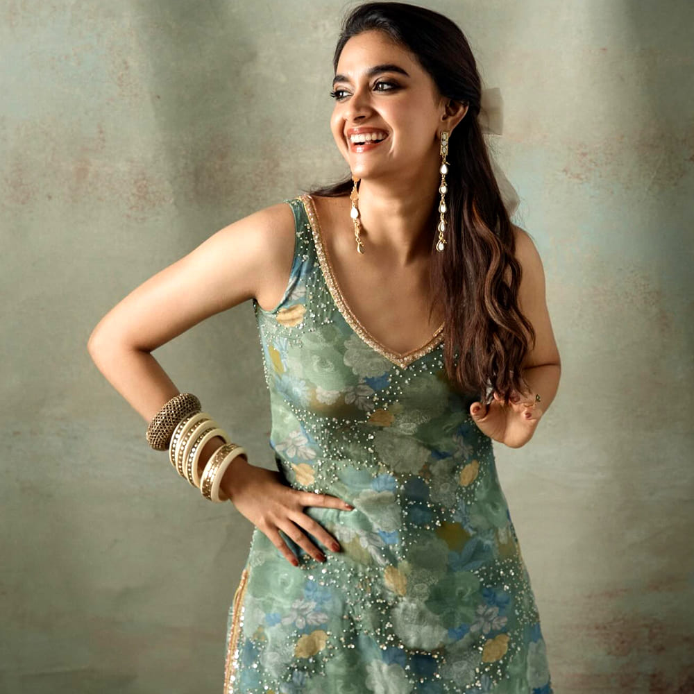 నేను శైలజ సినిమాతో తెలుగు తెరకు పరిచయమైంది హీరోయిన్ కీర్తి సురేష్. తొలి సినిమాతోనే సూపర్ హిట్ అందుకున్న ఈ అమ్మడు.. ఆ తర్వాత మహానటి సినిమాతో ప్రేక్షకులకు మరింత చేరువయ్యింది. అలనాటి హీరోయిన్ సావిత్రి జీవితకథగా వచ్చిన ఈ చిత్రంలో మహానటి సావిత్రి పాత్రలో కీర్తి అద్భుతంగా నటించింది. తన నటనతో సావిత్రినే మరిపించి ఆడియన్స్ హృదయాల్లో మహానటిగా పేరు సంపాదించుకుంది.