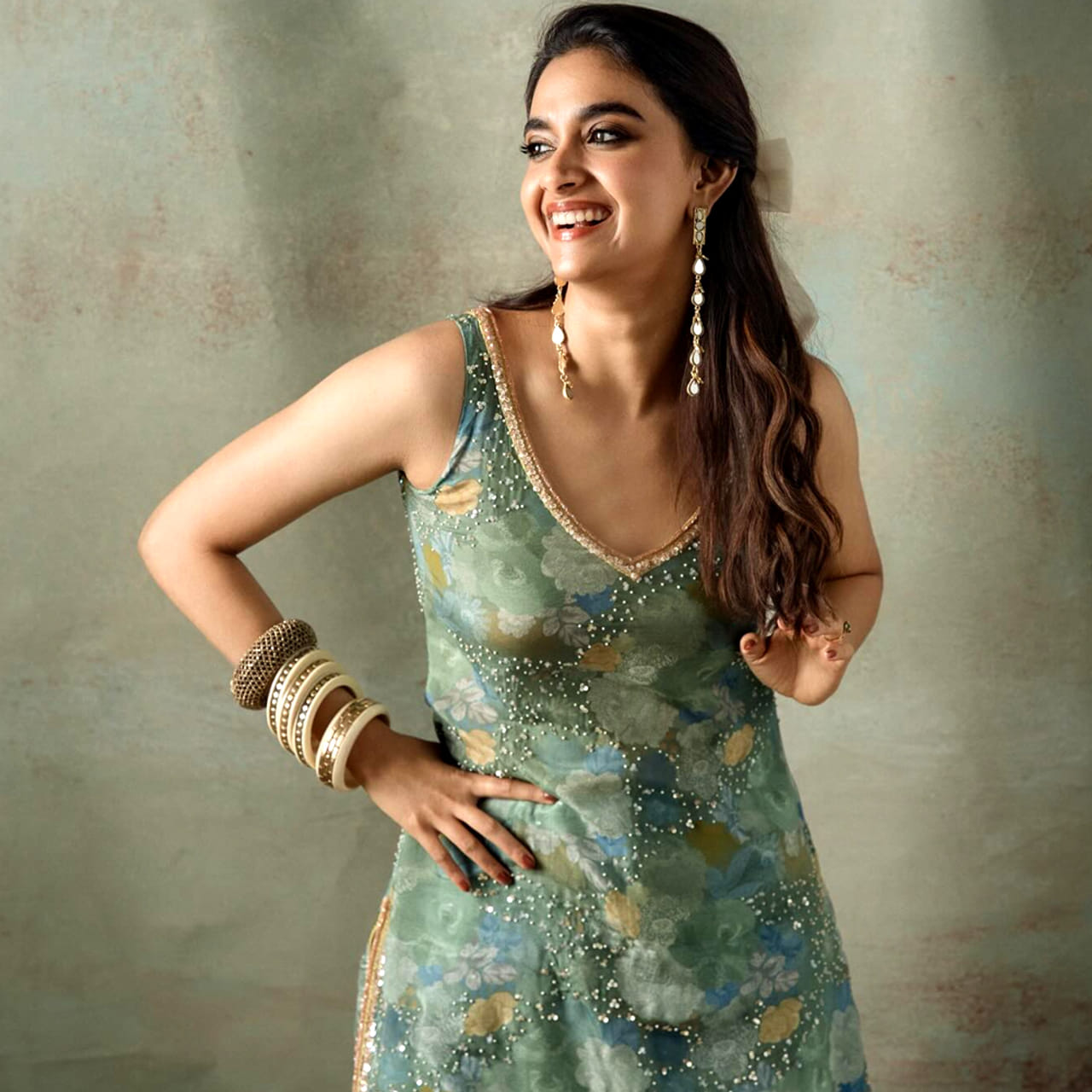 నేను శైలజ సినిమాతో తెలుగు తెరకు పరిచయమైంది హీరోయిన్ కీర్తి సురేష్. తొలి సినిమాతోనే సూపర్ హిట్ అందుకున్న ఈ అమ్మడు.. ఆ తర్వాత మహానటి సినిమాతో ప్రేక్షకులకు మరింత చేరువయ్యింది. అలనాటి హీరోయిన్ సావిత్రి జీవితకథగా వచ్చిన ఈ చిత్రంలో మహానటి సావిత్రి పాత్రలో కీర్తి అద్భుతంగా నటించింది. తన నటనతో సావిత్రినే మరిపించి ఆడియన్స్ హృదయాల్లో మహానటిగా పేరు సంపాదించుకుంది.