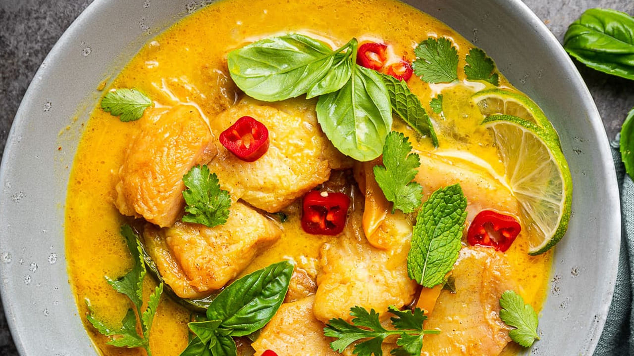 
కేరళ కొబ్బరి చేపకూర.. 

పదార్థాలు (7 ప్రధాన పదార్థాలు):

చేప – ఏ రకమైనదైనా, 500 గ్రా.
తురిమిన కొబ్బరి –  కప్పు
చింతపండు – సరిపడ (నానబెట్టినది)
చిన్న ఉల్లిపాయలు
కారం (మిరియాలు)  
పసుపు  
జీలకర్ర
ఉప్పు – రుచికి సరిపడా
కొబ్బరి నూనె , సరిపడ
కరివేపాకు – కొద్దిగా.