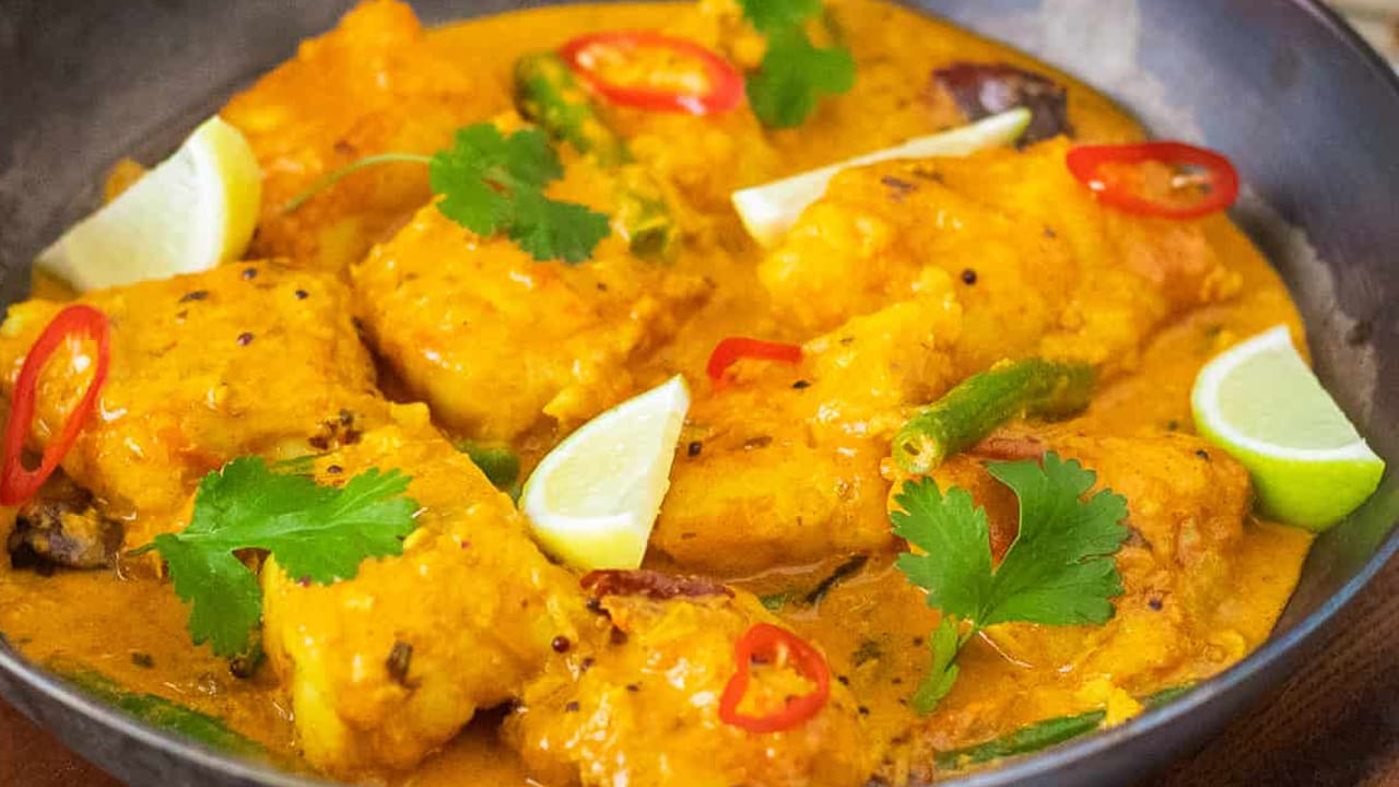 సముద్ర తీరపు రుచులను ఆస్వాదించాలనుకుంటున్నారా? కేరళ తీరప్రాంతానికి సొంతమైన మసాలా రుచులను మీ ఇంట్లోనే ఆస్వాదించాలనుకుంటున్నారా..? అయితే, ఈ కొబ్బరి చేపల కూర తప్పక ప్రయత్నించాలి! కేవలం ఏడు పదార్థాలతో, కొబ్బరి పంచదారల వంటి ఘనతతో కూడిన రుచి, సువాసనలతో నిండిన మసాలాల రుచి కలిసిన ఈ వంటకం, మీ వంటగదిలోనే సముద్ర తీరపు రుచిని తీసుకొస్తుంది. సులభంగా, వేగంగా, రుచికరంగా ఈ వంటకాన్ని తయారు చేసి, మీ కుటుంబసభ్యులను ఆశ్చర్యపరచండి!
