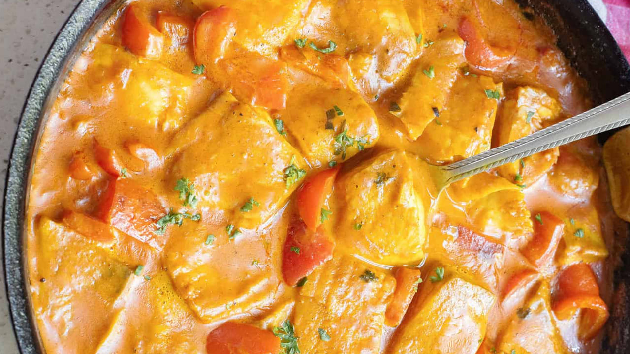 
తయారీ విధానం.. 

1. చేపను మ్యారినేట్ చేయడం:
ఒక చిన్న గిన్నెలో కారం, పసుపు, ఉప్పు కలిపి, ఈ మిశ్రమాన్ని చేప ముక్కలపై రుద్దండి.
ఇష్టమైతే కొద్దిగా నిమ్మరసం వేసి 10 నిమిషాలపాటు ఉంచండి.

2. చింతపండు సిద్దం:

చింతపండును పావు కప్పు వేడి నీటిలో 10 నిమిషాలు నానబెట్టండి.
తరువాత, తురిమిన కొబ్బరి, చిన్న ఉల్లిపాయ, జీలకర్రతో మిక్సీ లో వేసి మెత్తని పేస్ట్‌గా గ్రైండ్ చేయండి.
