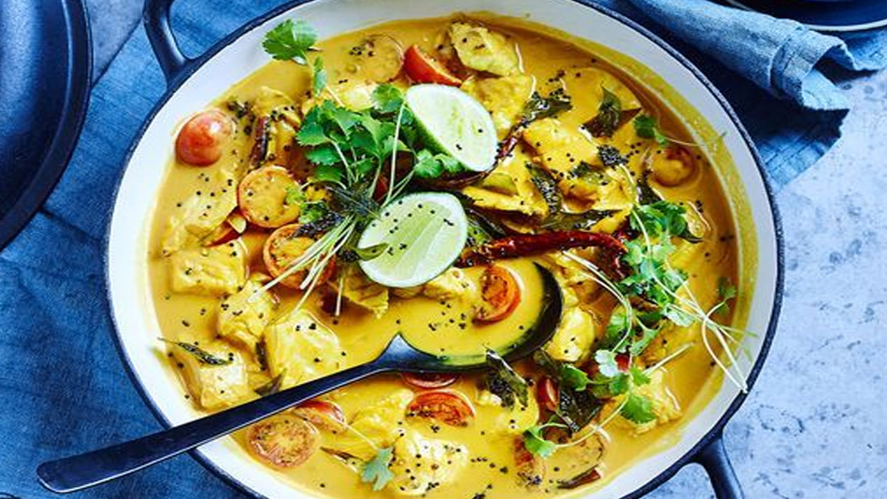 
3. చేప కూర వంట: 

లోతైన కడాయిలో తురిమిన కొబ్బరి-ఉల్లిపాయ పేస్ట్ వేసి 1 కప్పు నీరు కలపండి.
మిగతా మసాలా (కారం, పసుపు, ఉప్పు) వేసి బాగా కలపండి.
సన్నని మంట మీద 5 నిమిషాలు ఉడికించండి.
