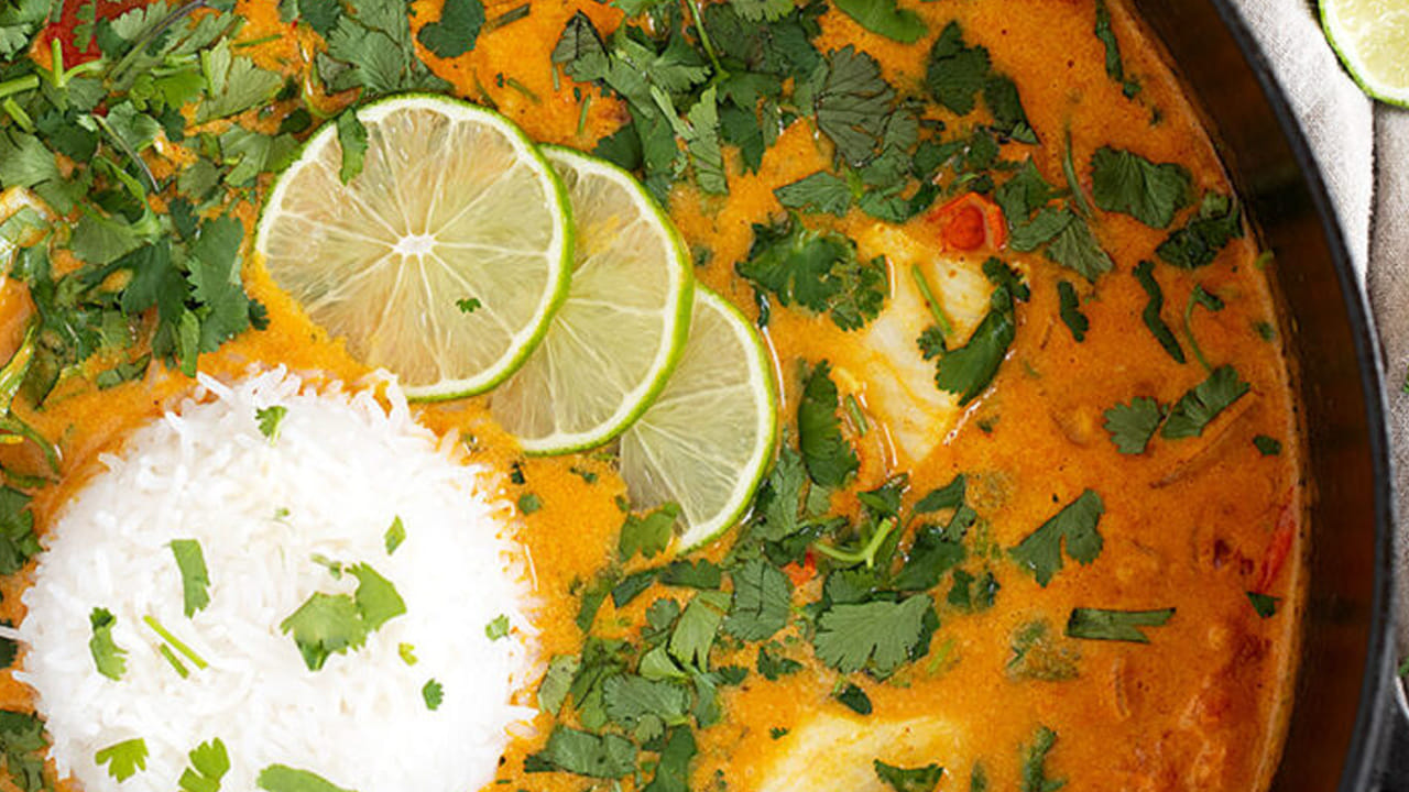 మంట తగ్గించి, మ్యారినేట్ చేసిన చేప ముక్కలను జాగ్రత్తగా వేసి 5–10 నిమిషాలు ఉడికించండి (చేప పూర్తిగా మెత్తబడే వరకు).

చివరగా కొద్దిగా కొబ్బరి నూనె చిలకరించి, కరివేపాకు వేసి, వెంటనే స్టవ్ ఆపండి.

4. వడ్డింపు: వేడి అన్నం, దోశ లేదా ఇడ్లీతో సర్వ్ చేసుకోవచ్చు. 