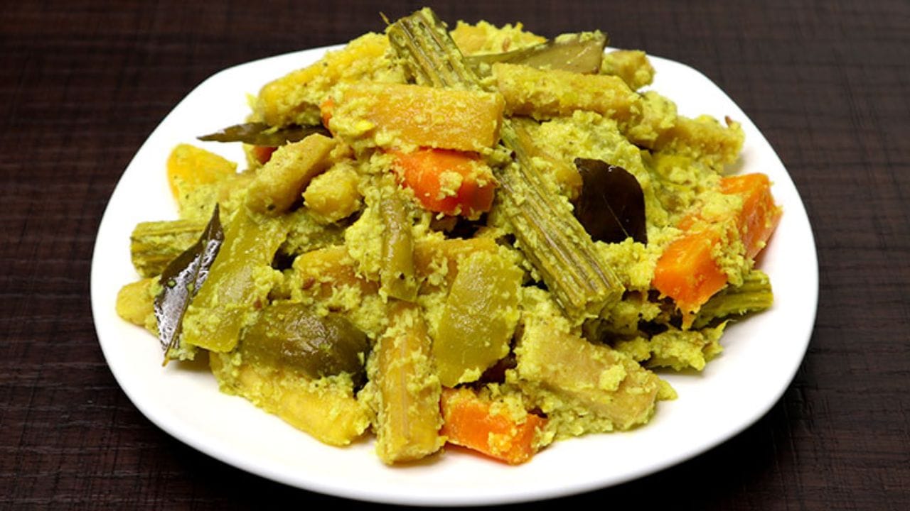 కేరళ స్టైల్ అవైయల్ : అవైయల్ అనేది వివిధ రకాల కూరగాయలు, కొబ్బరి తురుము, పెరుగుతో చేసే సాంప్రదాయ వంటకం. దీనిని చివరగా కొబ్బరి నూనెతో తాలింపు వేయడం వల్ల ఆ వంటకానికి ఒక ప్రామాణికమైన సువాసన, కమ్మని రుచి వస్తుంది.