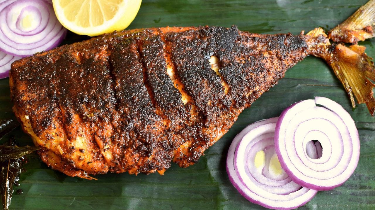 కేరళ స్టైల్ చేపల వేపుడు: మన తెలుగురాష్ట్రాల్లో చేపల ఫ్రైకు మస్తు డిమాండ్ ఉంటుంది. అయితే కేరళలో కూడా అంతే.. అక్కడ చేపలను ఎండుమిర్చి, పసుపు, నల్ల మిరియాలతో మ్యారినేట్ చేసి దీనిని తయారు చేస్తారు. దీనిని తక్కువ కొబ్బరి నూనెలో వేయిస్తారు. ఇలా చేయడం వల్ల చేప ముక్కలు పైన కరకరలాడుతూ, లోపల జ్యూసీగా ఉండి మంచి వాసనను కలిగి ఉంటాయి.