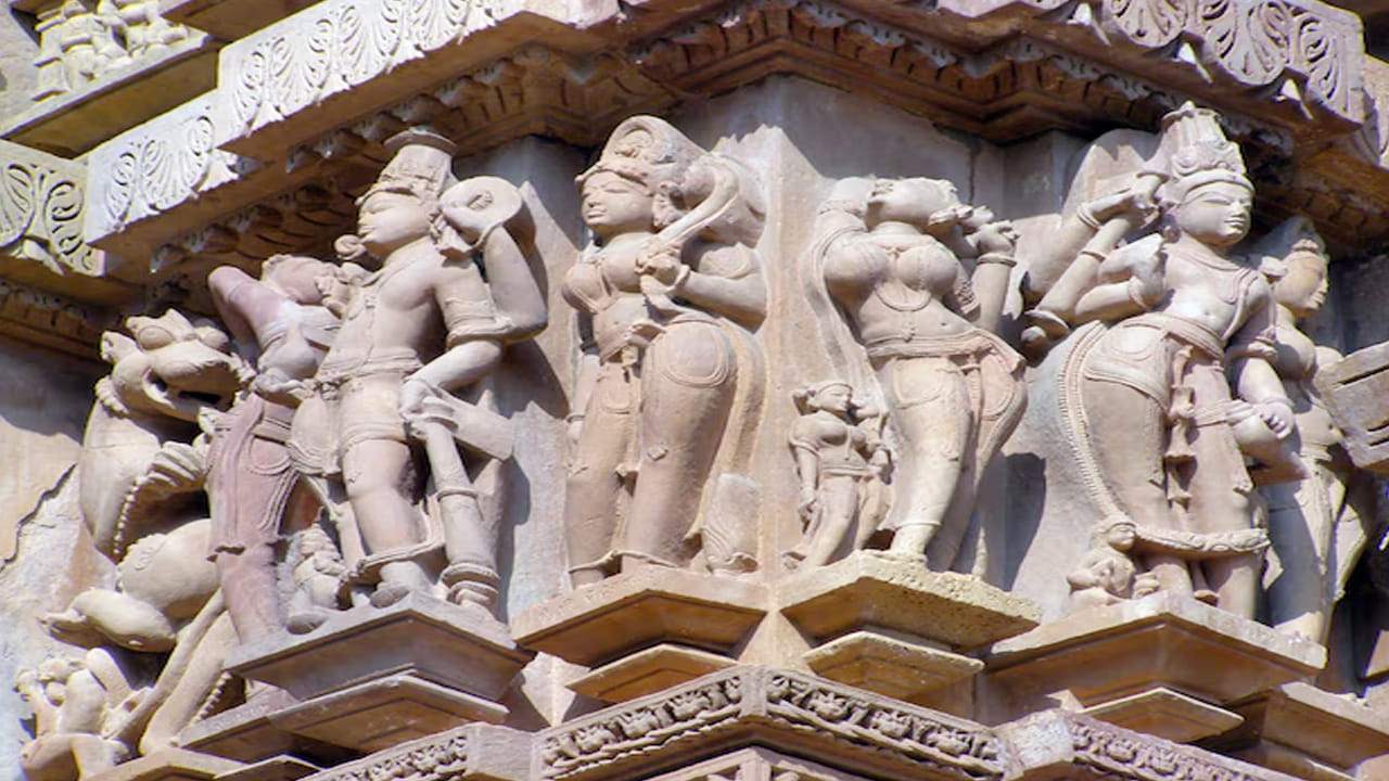 దాంపత్యానికి అద్దంపట్టే శిల్పాలు (Erotic Sculptures): చాలామంది ఖజురహో అంటే కేవలం శృంగార శిల్పాలే (Erotic Art) అనుకుంటారు. కానీ, వాస్తవానికి ఇక్కడి శిల్పాలలో కేవలం 10శాతం మాత్రమే అలా ఉంటాయి. ఇవి మానవ జీవితంలోని కామ అనే కోణాన్ని, సంతానోత్పత్తిని, ఆధ్యాత్మికతతో ముడిపడిన ప్రాపంచిక సుఖాలను గౌరవప్రదంగా వర్ణిస్తాయి. చందేల రాజులు మన శరీరక సుఖాలు కూడా ఆధ్యాత్మిక మార్గంలో భాగమేనని, సంపూర్ణ మానవుడిగా ఎదగాలంటే వీటన్నిటిపై అవగాహన ఉండాలని ఈ శిల్పాల ద్వారా తెలియజేశారు.