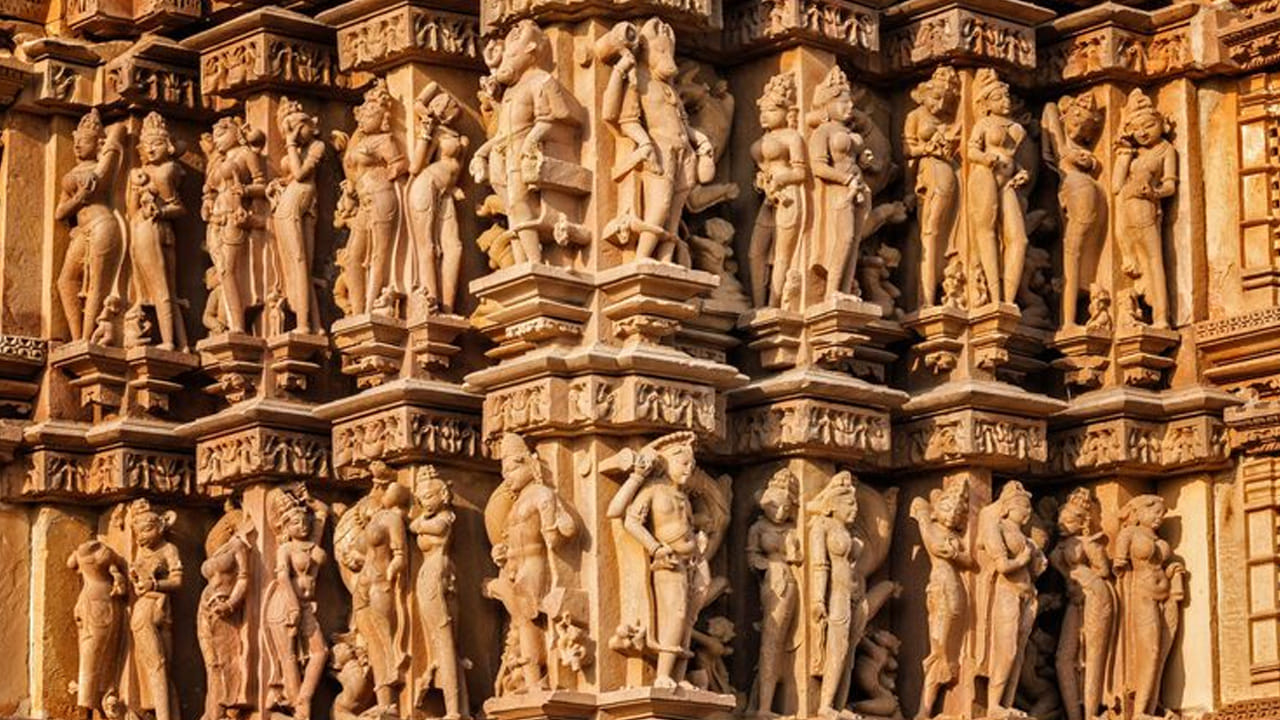 చందేల వంశీయుల కళా పిపాస: ఈ ఆలయాలను క్రీ.శ. 950 నుండి 1050 మధ్య కాలంలో చందేల రాజవంశీయులు నిర్మించారు. మొదట ఇక్కడ 85 ఆలయాలు ఉండగా, ప్రస్తుతం కేవలం 25 మాత్రమే చెక్కుచెదరకుండా ఉన్నాయి. వీటిలో కందరీయ మహాదేవ ఆలయం అత్యంత పెద్దది. ప్రసిద్ధమైనది. ఇది ఖజురహోలోనే అతిపెద్ద, అత్యంత శిల్పకళా శోభితమైన ఆలయం. శివుడికి అంకితం చేయబడిన ఈ ఆలయ గోపురం కైలాస పర్వతాన్ని పోలి ఉంటుంది. దీనిపై సుమారు 800 పైగా అద్భుతమైన శిల్పాలు చెక్కబడి ఉన్నాయి.