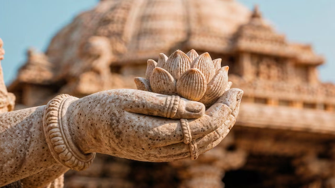 అద్భుతమైన శిల్పకళ (Architectural Splendor): ఖజురహో ఆలయాలు వాటి నాగరా శైలి నిర్మాణానికి ప్రసిద్ధి. ఇక్కడి ప్రతి ఇటుక, ప్రతి రాయి ఒక కథ చెబుతుంది. దేవతలు, సంగీతకారులు, నృత్యకారులు, నాటి సామాజిక జీవనాన్ని ప్రతిబింబించే వేలాది శిల్పాలు అత్యంత సూక్ష్మంగా చెక్కబడ్డాయి.