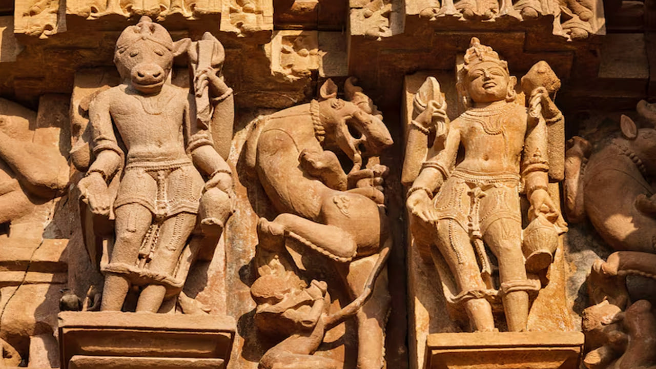 కామసూత్ర శిల్పాలు (Erotic Sculptures): చాలామంది ఖజురహో అంటే కేవలం శృంగార శిల్పాలే (Erotic Art) అనుకుంటారు. కానీ, వాస్తవానికి ఇక్కడి శిల్పాలలో కేవలం 10శాతం మాత్రమే అలా ఉంటాయి. ఇవి మానవ జీవితంలోని కామ అనే కోణాన్ని, సంతానోత్పత్తిని, ఆధ్యాత్మికతతో ముడిపడిన ప్రాపంచిక సుఖాలను గౌరవప్రదంగా వర్ణిస్తాయి. చందేల రాజులు మన శరీరక సుఖాలు కూడా ఆధ్యాత్మిక మార్గంలో భాగమేనని, సంపూర్ణ మానవుడిగా ఎదగాలంటే వీటన్నిటిపై అవగాహన ఉండాలని ఈ శిల్పాల ద్వారా తెలియజేశారు.