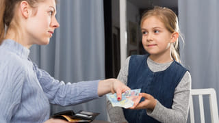 పిల్లలకు అడిగినప్పుడల్లా డబ్బులు ఇస్తున్నారా? మీరెంత పెద్ద తప్పు చేస్తున్నారో తెలుసుకోండి!