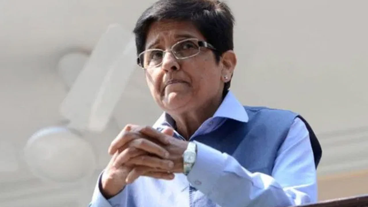 
కిరణ్ బేడి: కిరణ్ బేడి అనే పేరు వినగానే మనకు ఒక పవర్ఫుల్ ఆఫీసర్ గుర్తుకు వస్తారు. ఈమె ఒక రిటైర్డ్ భారతీయ పోలీసు అధికారిణి. 
1972లో ఇండియన్ పోలీస్ సర్వీస్ ఆఫీసర్ గా చేరి తొలి భారతీయ మహిళగా రికార్డ్ క్రియోట్ చేసారు. ఈమె 1994లో ప్రతిష్టాత్మక రామన్ మెగసెసే అవార్డు కూడా పొందారు. 
